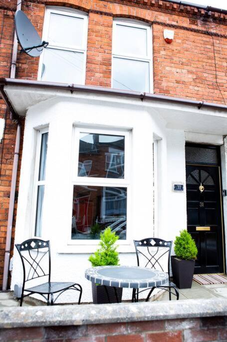 Cheerful 2 Bedroom House In The Heart Of Белфаст Экстерьер фото